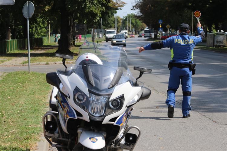 Slika /PU_DN/Ilustracija/prometni policajac palica.jpg